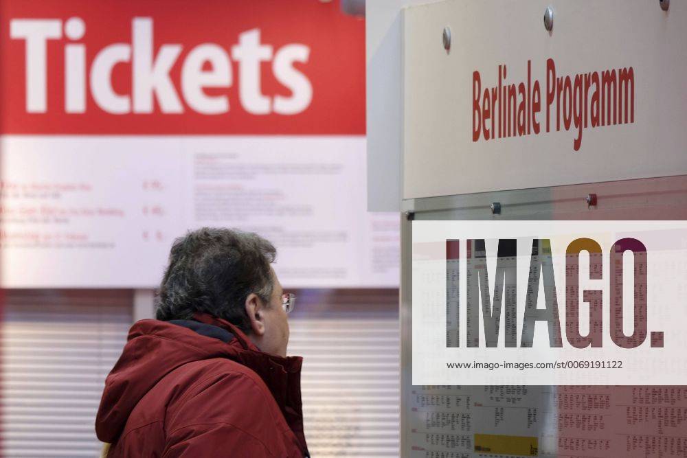 Besucher informieren sich über das aktuelle Berlinale-Programm in den Potsdamer Platz Arkaden im Vorfeld der 66. Internationalen Filmfestspiele Berlin snapshot-photography K.M.Krause