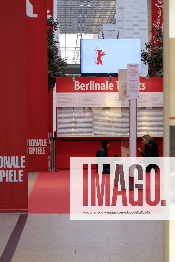 Erste Filmbegeisterte warten bereits vor dem Ticketschaltern in Potsdamer Platz Arkaden im Vorfeld der 66. Internationalen Filmfestspiele Berlin snapshot-photography K.M.Krause