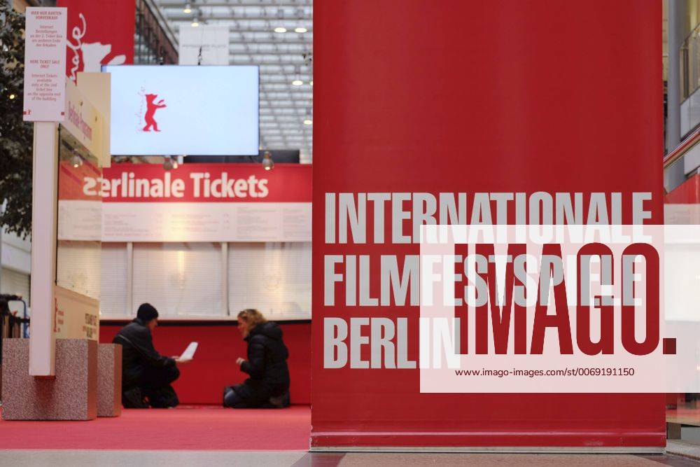 Erste Filmbegeisterte warten bereits vor dem Ticketschaltern in Potsdamer Platz Arkaden im Vorfeld der 66. Internationalen Filmfestspiele Berlin snapshot-photography K.M.Krause