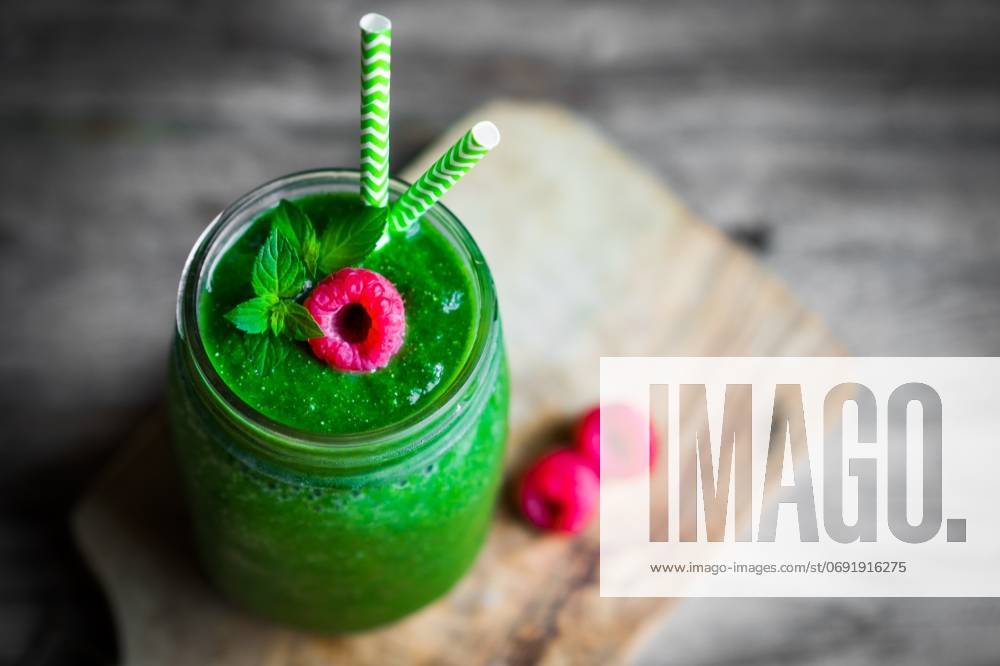 Fresh green smoothie on rustic wooden background ,model released, Symbolfoto; Frisch Grün smoothie am Rustikal hölzern Hintergrund ,model released, Symbolfoto ING_42097_03121