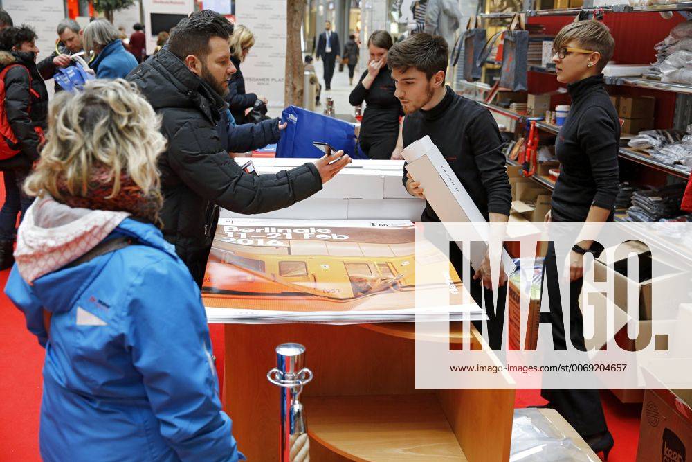 Berlin, Deutschland, GER, 66. Internationale Filmfestspiele Berlin, Berlinale, heute um 10.00 Uhr hat der Kartenvorverkauf begonnen.Arkaden am Potsdamer Platz.Foto: Verkauf von Merchandising