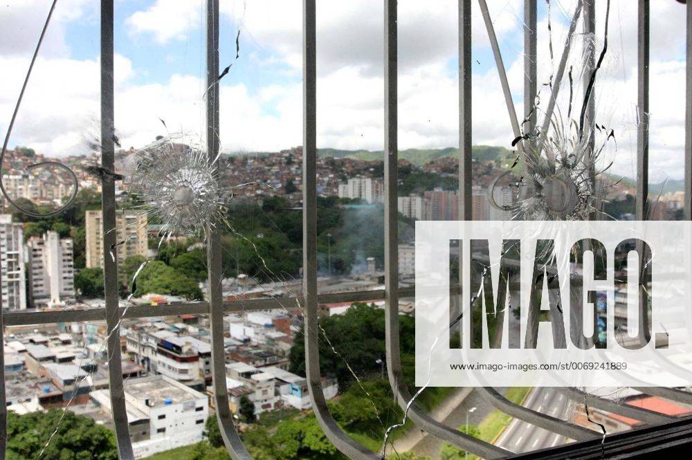 Caracas, DISTRITO CAPITAL, Venezuela - Impactos de bala en una ventana de uno de los edificios residenciales cercanos al Retà - ZUMAn36_