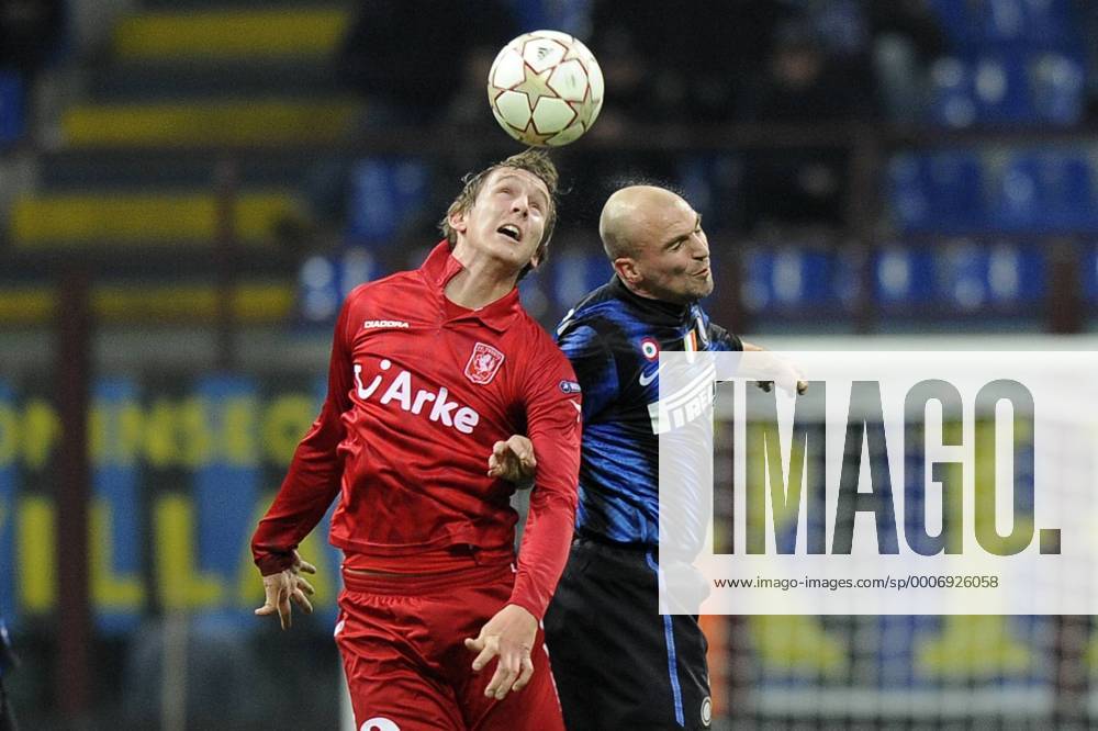 Inter Mailand (blau) - FC Twente Enschede (rot): Esteban Cambiasso (re.) gegen Luuk De Jong