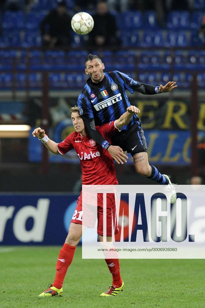 Inter Mailand (blau) - FC Twente Enschede (rot): Marco Materazzi (re.) gegen Marc Janko