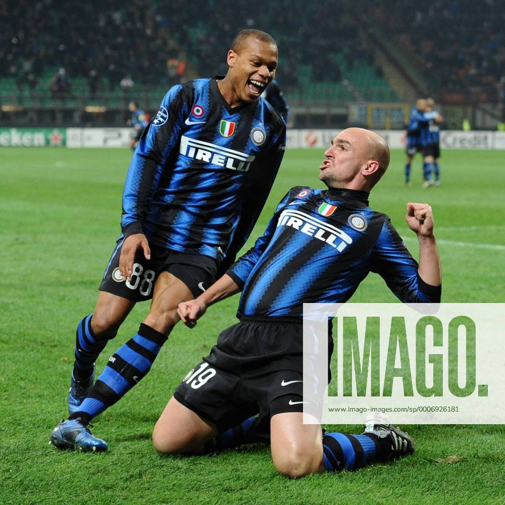 Inter Mailand (blau) - FC Twente Enschede (rot): Torjubel Esteban Cambiasso (R) o0 Jubel, Freude