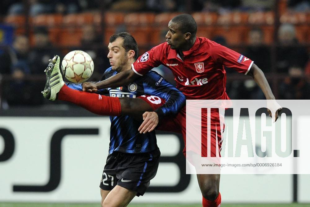 Inter Mailand (blau) - FC Twente Enschede (rot): Goran Pandev (L), Douglas Teixeira