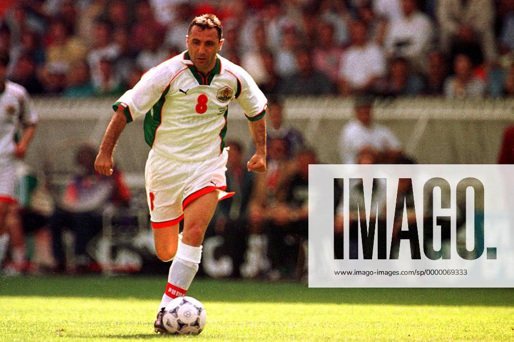 Der Bulgare Hristo Stoitchkov am Ball Fußball WM Herren Weltmeisterschaft 1998, Länderspiel, Nationalmannschaft, Nationalteam, Nationaltrikot Einzelbild Prinzenpark Paris Dynamik,