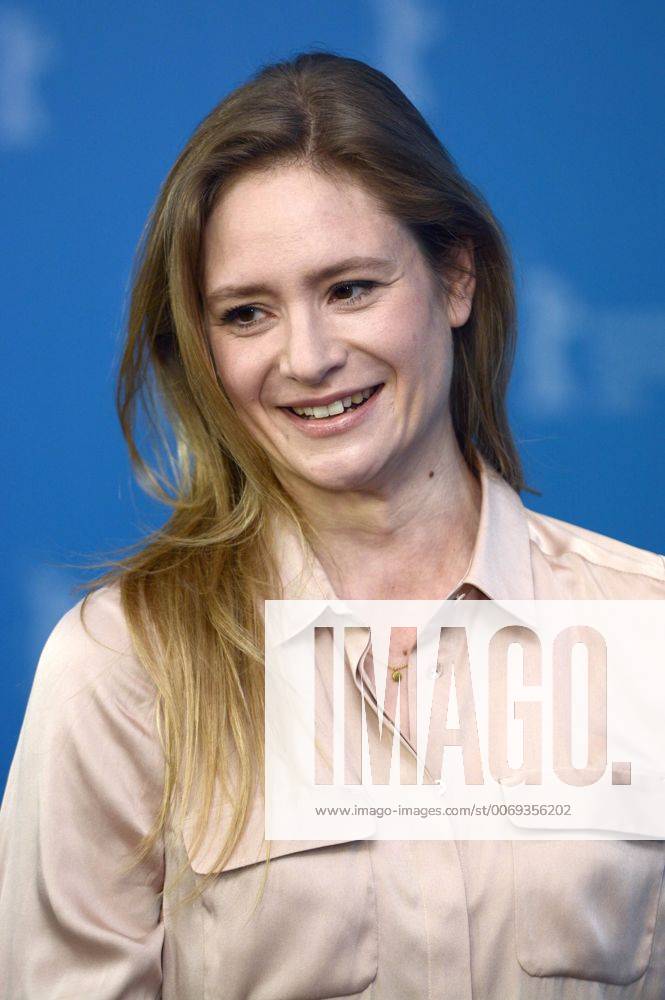 Julia Jentsch during the Auf einmal All of a Sudden photocall at the 66th Berlin International Film Festival Berlinale 2016 on February 12, 2016 in Berlin, Germany. Foto:xC.xNiehausx xFuturexImage