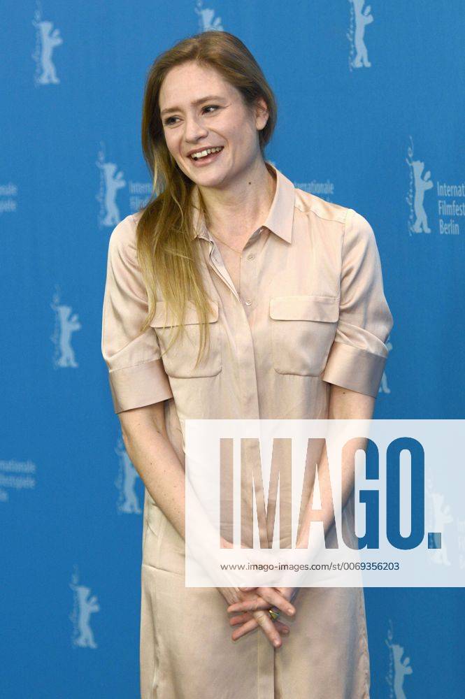Julia Jentsch during the Auf einmal All of a Sudden photocall at the 66th Berlin International Film Festival Berlinale 2016 on February 12, 2016 in Berlin, Germany. Foto:xC.xNiehausx xFuturexImage