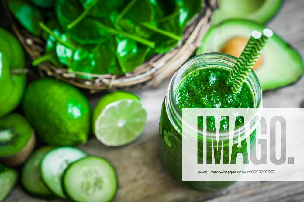 Green smoothie on rustic wooden background ,model released, Symbolfoto; Grün smoothie am Rustikal hölzern Hintergrund ,model released, Symbolfoto ING_42097_04248