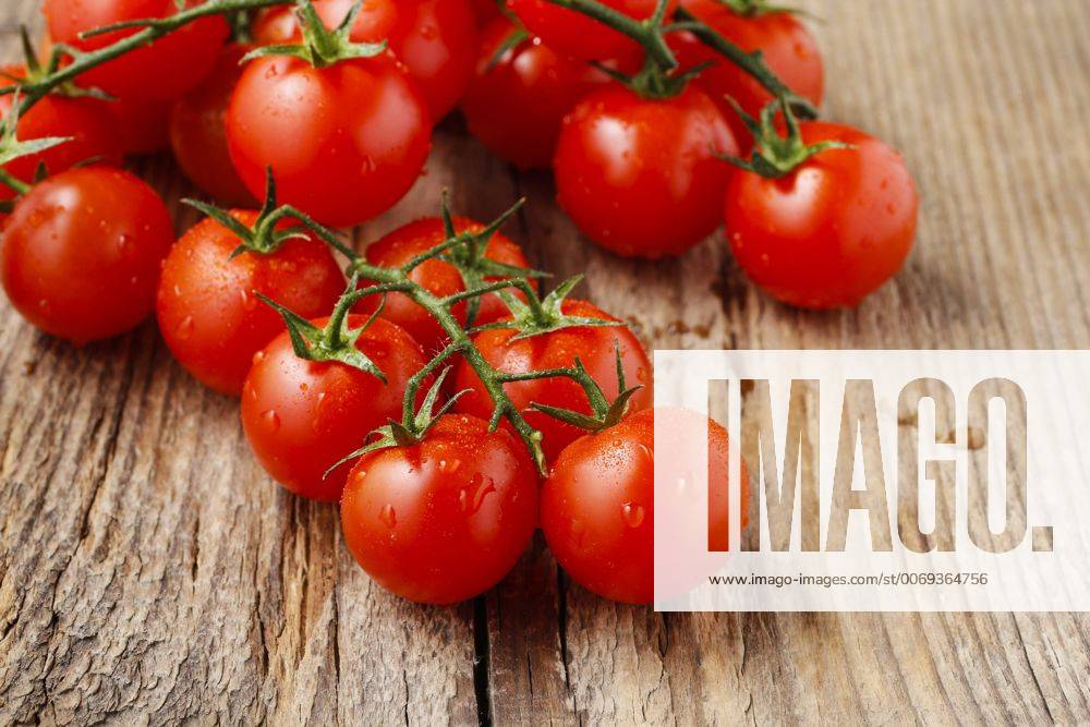 Fresh tomatoes on rustic wooden table. Healthy food bew1A9F6D5