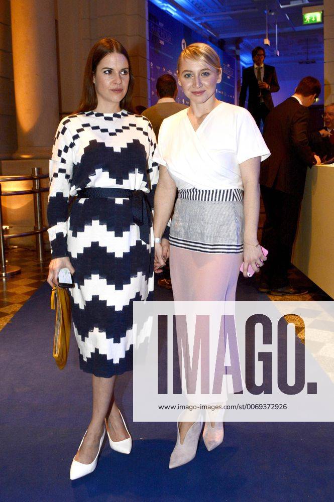 Anna Maria Mühe mit Gast bei der ARD Blue Hour 2016 Party im Rahmen der Berlinale 2016 66. Internationale Filmfestspiele Berlin im Museum für Kommunikation. Berlin, 12.02.2016 Foto:xC.xNiehausx xFuturexImage