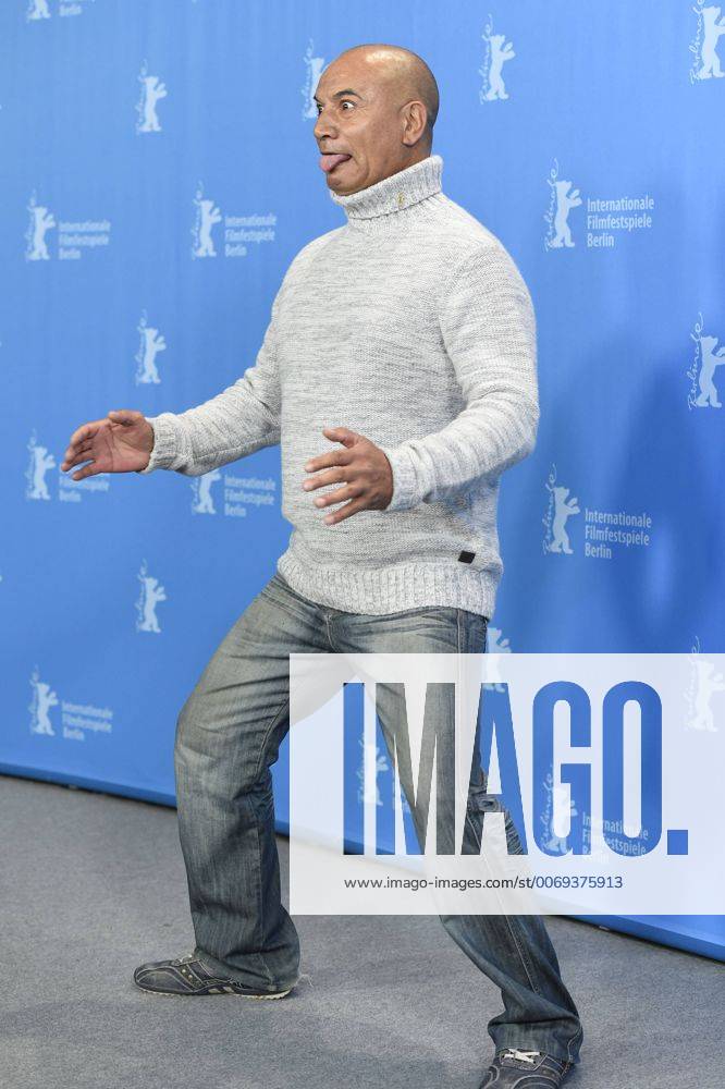 Schauspieler Temuera Morrison zeit einen Maori-Tanz während des Photocalls zum Film -MAHANA- anlässlich der 66. Internationalen Filmfestspiele Berlin 66. Internationale Filmfestspiele in Berlin IFB2016