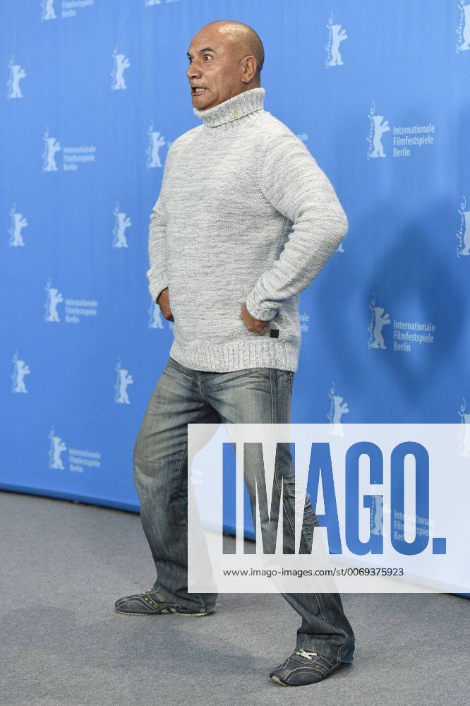 Schauspieler Temuera Morrison zeit einen Maori-Tanz während des Photocalls zum Film -MAHANA- anlässlich der 66. Internationalen Filmfestspiele Berlin 66. Internationale Filmfestspiele in Berlin IFB2016