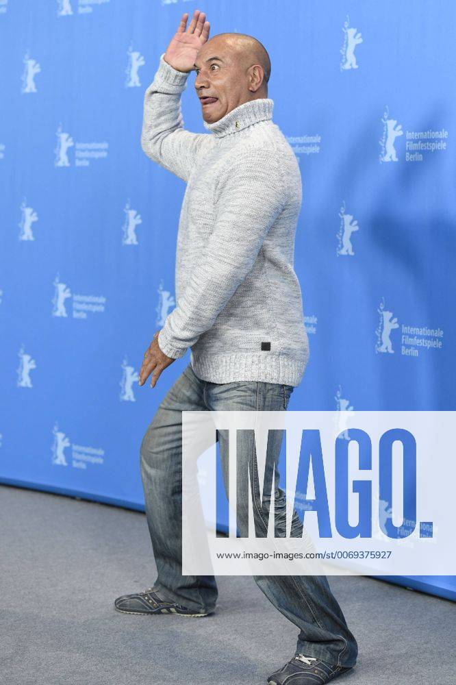 Schauspieler Temuera Morrison zeit einen Maori-Tanz während des Photocalls zum Film -MAHANA- anlässlich der 66. Internationalen Filmfestspiele Berlin 66. Internationale Filmfestspiele in Berlin IFB2016