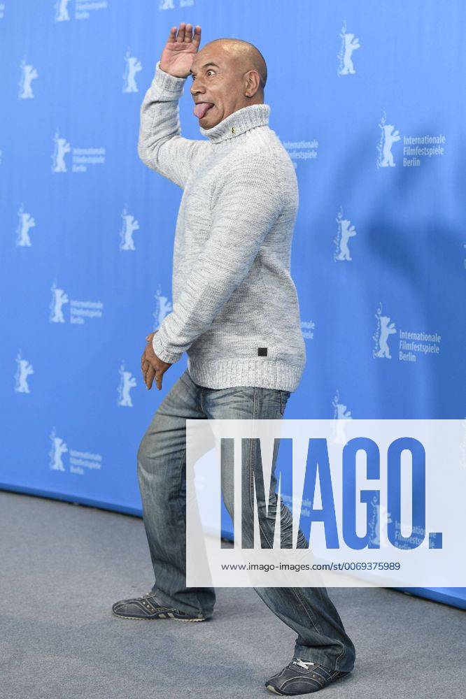 Schauspieler Temuera Morrison zeit einen Maori-Tanz während des Photocalls zum Film -MAHANA- anlässlich der 66. Internationalen Filmfestspiele Berlin 66. Internationale Filmfestspiele in Berlin IFB2016