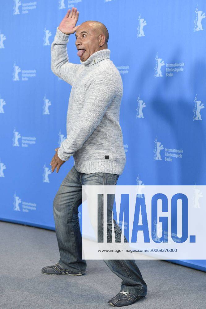 Schauspieler Temuera Morrison zeit einen Maori-Tanz während des Photocalls zum Film -MAHANA- anlässlich der 66. Internationalen Filmfestspiele Berlin 66. Internationale Filmfestspiele in Berlin IFB2016