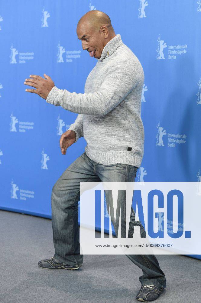 Schauspieler Temuera Morrison zeit einen Maori-Tanz während des Photocalls zum Film -MAHANA- anlässlich der 66. Internationalen Filmfestspiele Berlin 66. Internationale Filmfestspiele in Berlin IFB2016