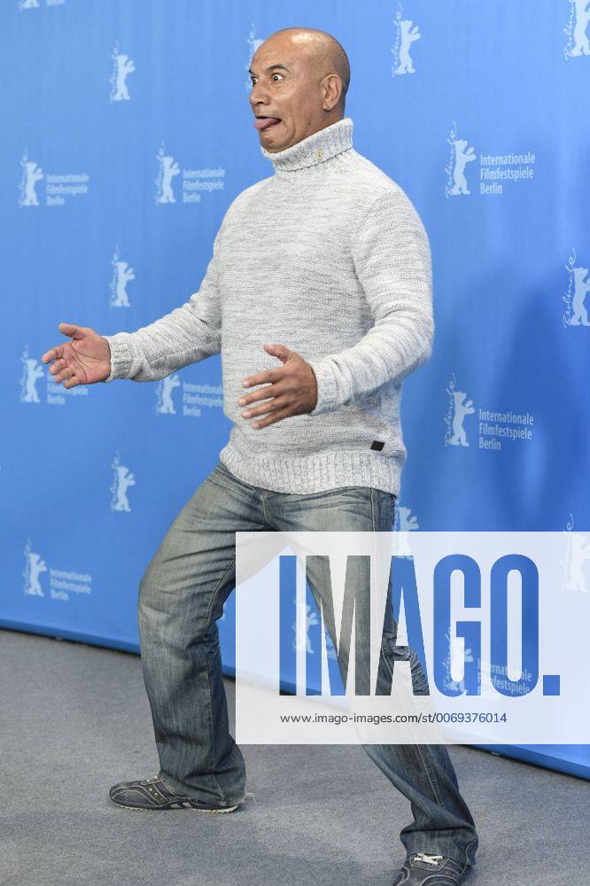 Schauspieler Temuera Morrison zeit einen Maori-Tanz während des Photocalls zum Film -MAHANA- anlässlich der 66. Internationalen Filmfestspiele Berlin 66. Internationale Filmfestspiele in Berlin IFB2016