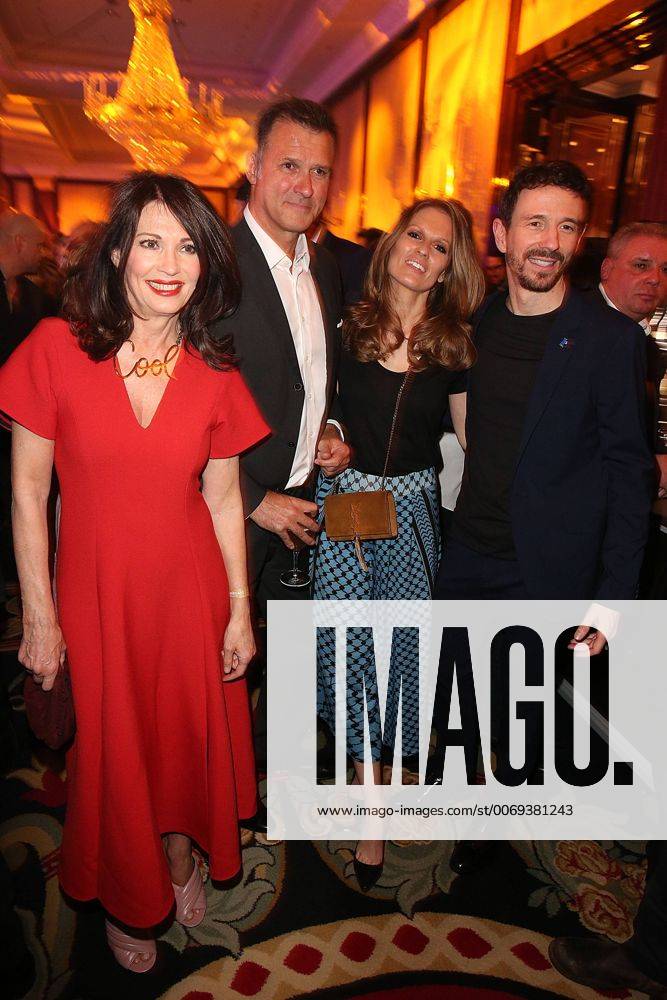Iris Berben, Heiko Kiesow, Katrin Kraus und Oliver Berben beim Empfang vom Medienboard Berlin Brandenburg im Rahmen der 66. Berlinale am 13.02.2016 in Berlin 66. Berlinale 2016, Medienboard Empfang in Berlin