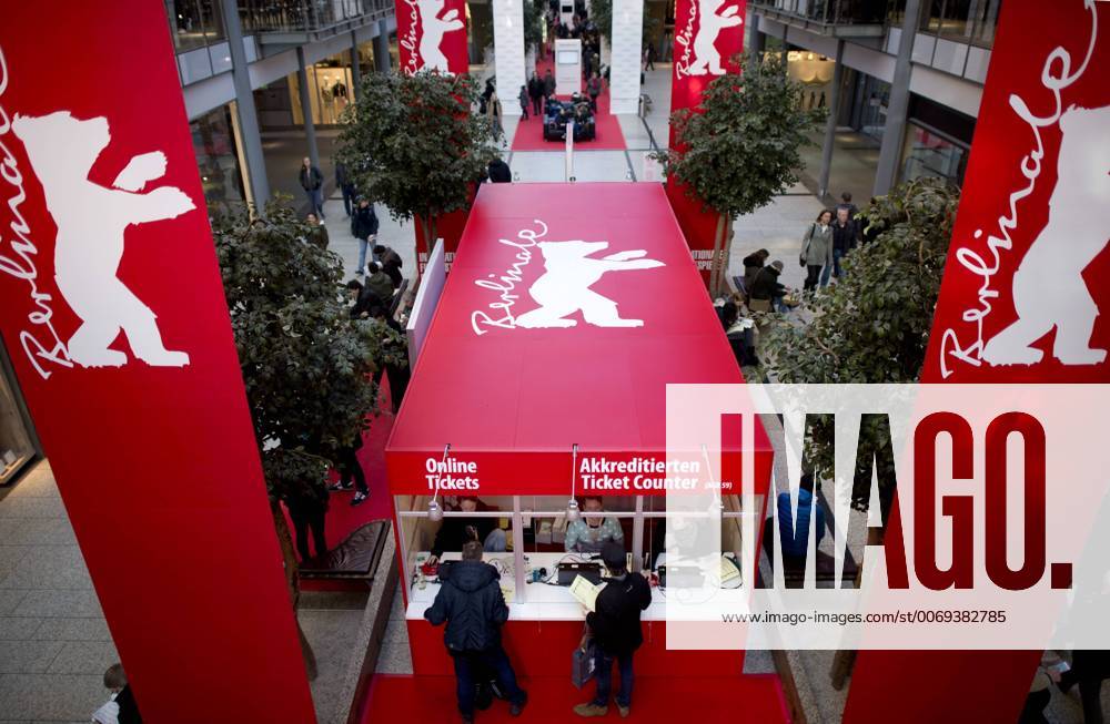Berlinale DEU, Deutschland, Germany, Berlin, 13.02.2016 Ticket Counter fuer Online Tickets und Akkreditierte im Vorverkauf von Karten fuer die Berlinale, 66. Internationale Filmfestspiele, in den Arkaden am Potsdamer Platz in Berlin. Besucher warten am Schalter vor dem Logo der Berlinale mit dem roten Baeren. People queue to buy tickets in front of a ticket counter for the 66nd International Film Festival Berlinale in Berlin