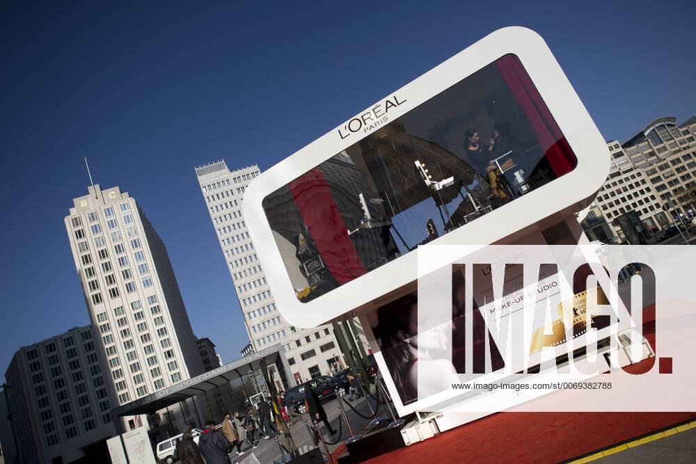 Berlinale, L Oreal DEU, Deutschland, Germany, Berlin, 13.02.2016 Offentliches Make-Up Studio von der Kosmetikfirma L Oreal anlaesslich der Berlinale, 66. Internationale Filmfestspiele, auf dem Potsdamer Platz in Berlin. Public Make-Up Studio by L Oreal during the 66nd International Film Festival Berlinale on the Potsdamer Platz in Berlin