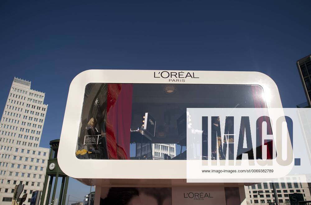 Berlinale, L Oreal DEU, Deutschland, Germany, Berlin, 13.02.2016 Offentliches Make-Up Studio von der Kosmetikfirma L Oreal anlaesslich der Berlinale, 66. Internationale Filmfestspiele, auf dem Potsdamer Platz in Berlin. Public Make-Up Studio by L Oreal during the 66nd International Film Festival Berlinale on the Potsdamer Platz in Berlin