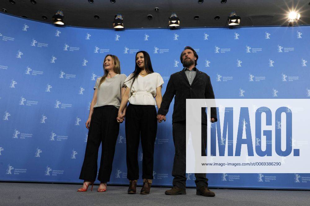 Schauspieler Bjarne Mädel, Regisseurin Anne Zohra Berrached und Schauspielerin Julia Jentsch während des Photocalls zum Film -24 Wochen- anlässlich der 66. Internationalen Filmfestspiele Berlin 66. Internationale Filmfestspiele in Berlin IFB2016