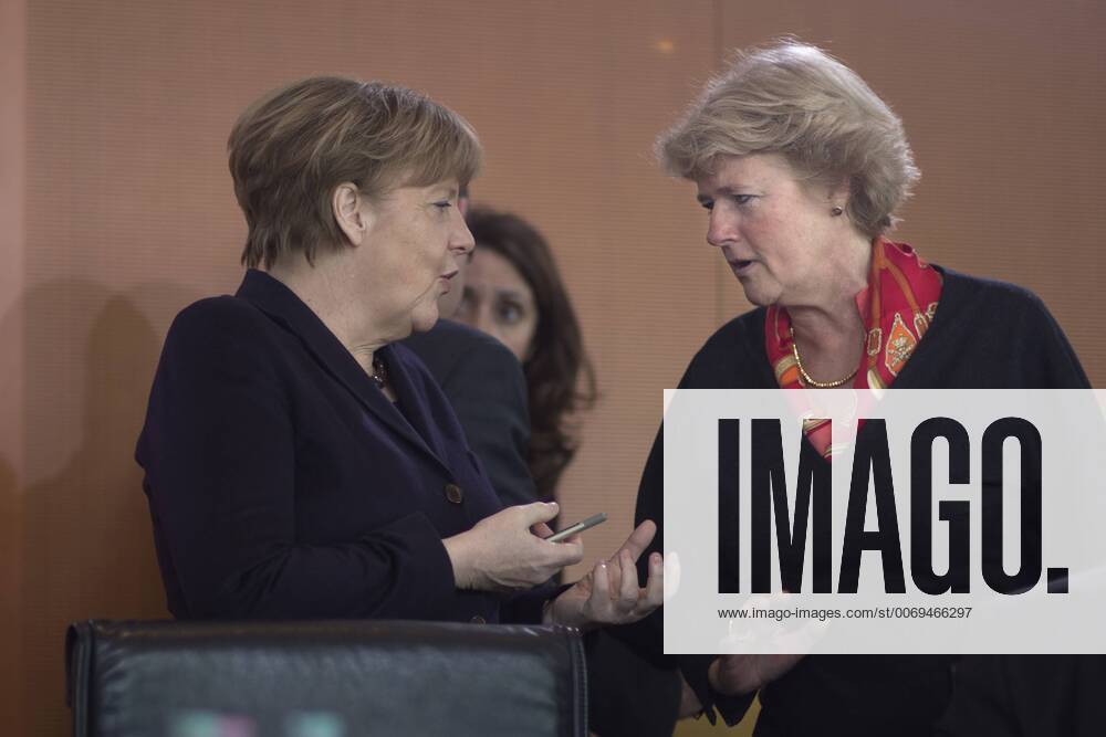 Merkel, Gruetters, Kabinettssitzung DEU, Deutschland, Germany, Berlin, 17.02.2016 Angela Merkel, Bundeskanzlerin und Bundesvorsitzende der CDU, und Prof. Monika Gruetters, Beauftragte der Bundesregierung fuer Kultur und Medien, CDU (v.l.n.r.), vor der Kabinettssitzung im Berliner Kanzleramt. Angela Merkel, Chancellor and leader of the CDU, and Prof. Monika Gruetters, Culture State Secretary, CDU (f.lt.r) during a cabinet meeting at the chancellor office in Berlin