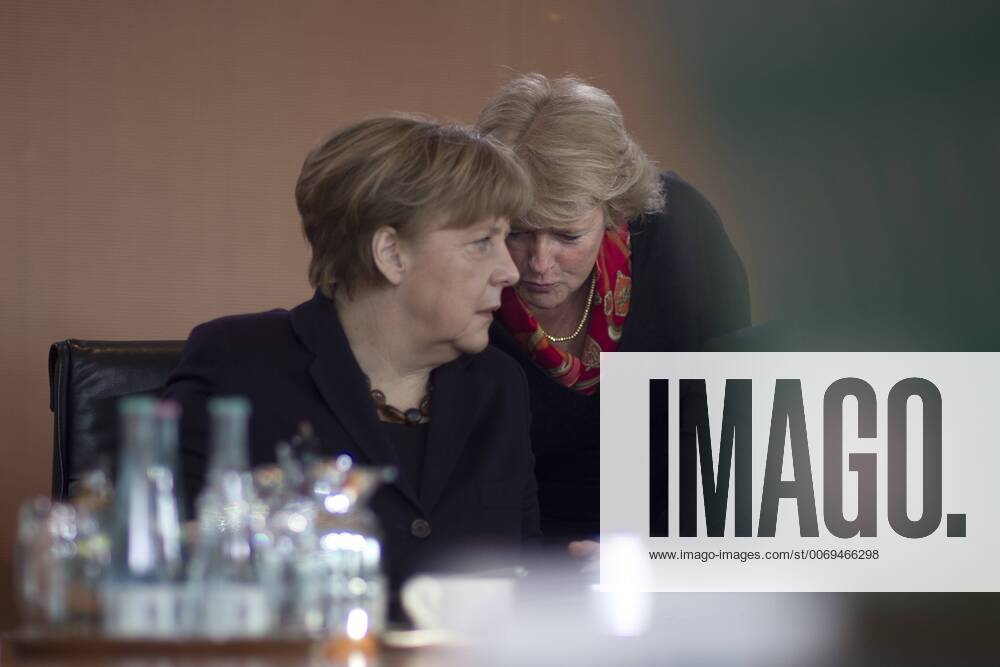 Merkel, Gruetters, Kabinettssitzung DEU, Deutschland, Germany, Berlin, 17.02.2016 Angela Merkel, Bundeskanzlerin und Bundesvorsitzende der CDU, und Prof. Monika Gruetters, Beauftragte der Bundesregierung fuer Kultur und Medien, CDU (v.l.n.r.), vor der Kabinettssitzung im Berliner Kanzleramt. Angela Merkel, Chancellor and leader of the CDU, and Prof. Monika Gruetters, Culture State Secretary, CDU (f.lt.r) during a cabinet meeting at the chancellor office in Berlin