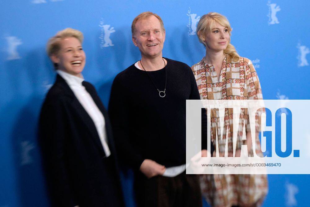 Schauspielerinnen Trine Dyrholm, Helene Reingaard Neumann und Schauspieler Ulrich Thomsen während des Photo Calls zum Film -Kollektivet The Commune- anlässlich der 66. Internationalen Filmfestspiele Berlin snapshot-photography K.M.Krause