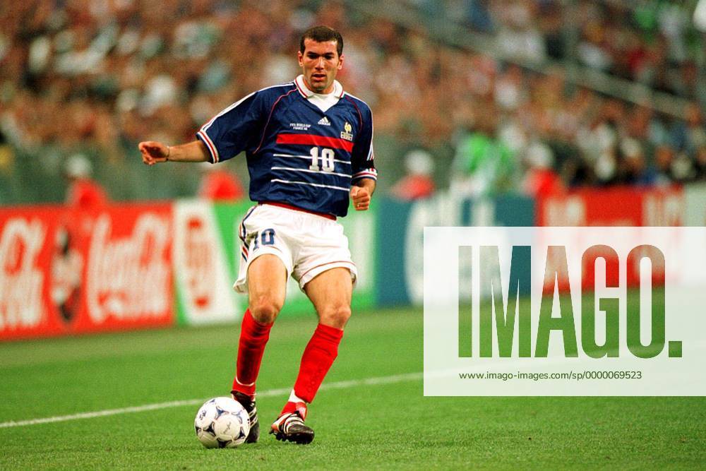 Der Franzose Zinedine Zidane am Ball Fußball WM Herren Weltmeisterschaft 1998, Länderspiel, Nationalmannschaft, Nationalteam, Nationaltrikot Einzelbild Stade de France St. Denis