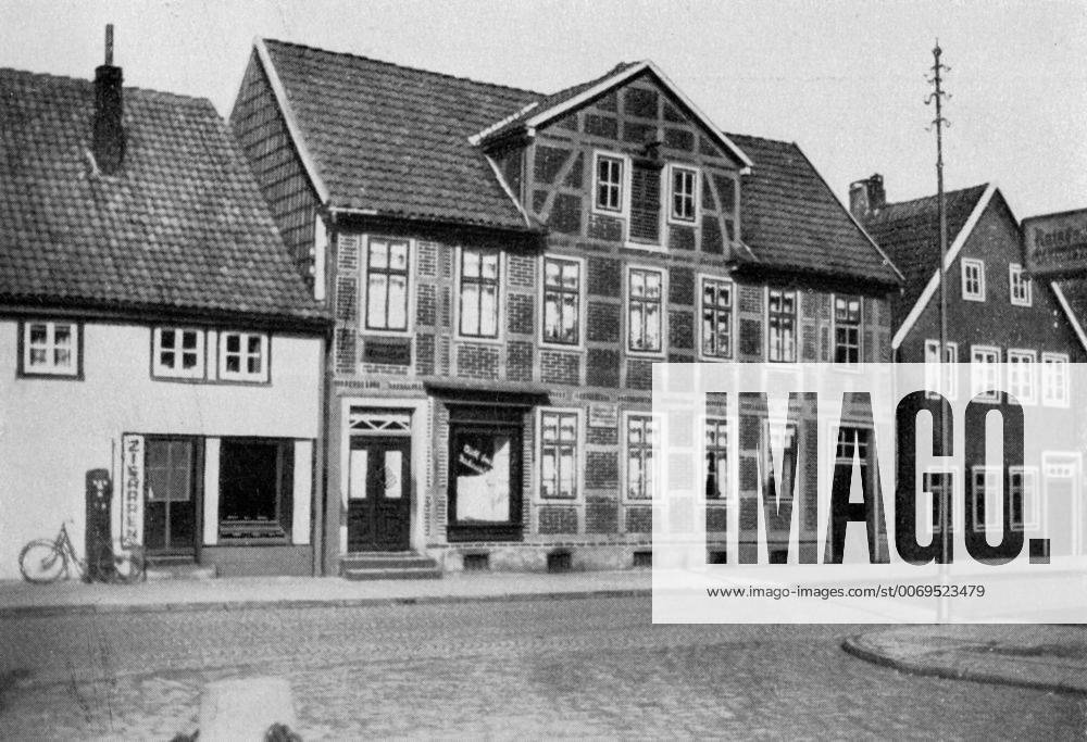 Feature Symbol: Dr. Oetker, Bielefeld 02 16 teu Der Bielefelder OETKER-Konzern besteht 2016 seit 125 Jahren Historisches Foto vom Geburtshaus August Oetker. Hier in Obernkirchen bei Bückeburg (Niedersachsen) kam er als Sohn eines Bäckermeisters 1862 zur Welt. Wirtschaft Lebensmittel Lebensmittelkonzern Unternehmen historisch sw quer draußen