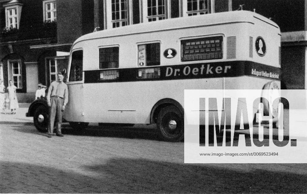 Feature Symbol: Dr. Oetker, Bielefeld 02 16 teu Der Bielefelder OETKER-Konzern besteht 2016 seit 125 Jahren Ein Filmwagen der Firma Oetker sorgte in den 1930er Jahren für Reklame auf laufenden Bildern. Die Fahrzeuge wurden später auch im Zweiten Weltkrieg zu militärischen Propaganda-Zwecken eingesetzt. Wirtschaft Lebensmittel Lebensmittelkonzern Unternehmen Nahrungsmittel Nahrungsmittelwerk Pudding Pulver Backpulver Kinobus Filmbus Kinowagen Fahrer Busfahrer Bus historisch sw quer