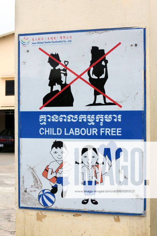 Schild gegen Kinderarbeit am Tor einer Textilfabrik im Industrieviertel Pochentong in Phnom Penh, Kambodscha