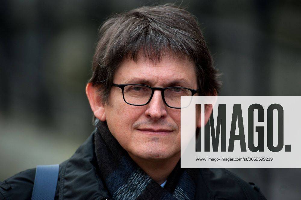 Jan. 17, 2012 - London - Alan Rusbridger, the editor-in-chief of Guardian News and Media, arrives at the High Court in central London on January 17, 2012, to give evidence at the Leveson Inquiry. The inquiry is being lead by Lord Justice Leveson and is looking into the culture, practice and ethics of the British press in the wake of the phone-hacking scandal...Photo Ki Price. - ZUMAp103