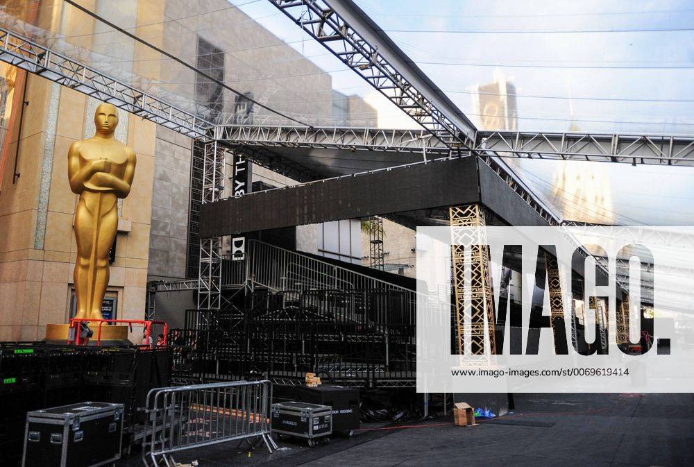 An Oscar statue is seen outside the Dolby Theatre in preparation for the 88th Academy Awards in Los Angeles, the United States, Feb. 23, 2016. The Academy Awards will be held on Feb. 28. ) US-LA-OSCARS-VENUE-PREVIEW ZhangxChaoqun