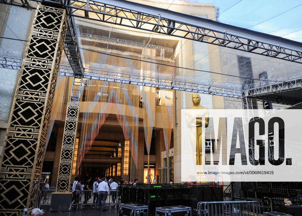 An Oscar statue is seen outside the Dolby Theatre in preparation for the 88th Academy Awards in Los Angeles, the United States, Feb. 23, 2016. The Academy Awards will be held on Feb. 28. ) US-LA-OSCARS-VENUE-PREVIEW ZhangxChaoqun