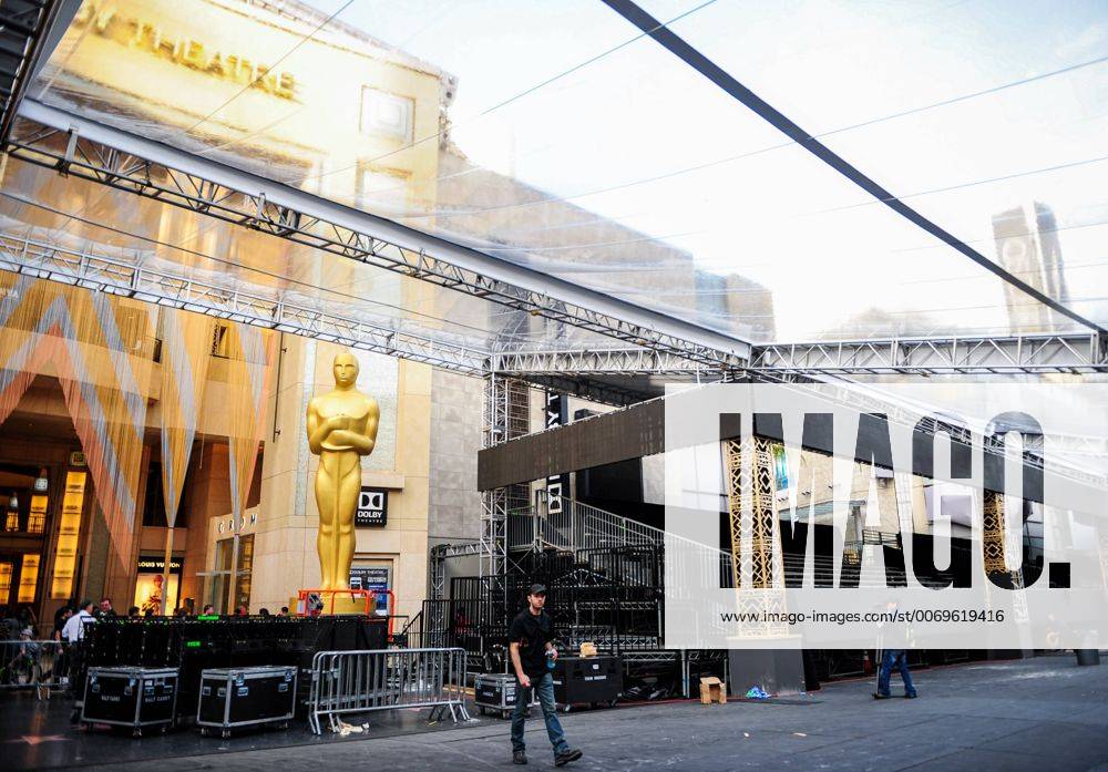 An Oscar statue is seen outside the Dolby Theatre in preparation for the 88th Academy Awards in Los Angeles, the United States, Feb. 23, 2016. The Academy Awards will be held on Feb. 28. ) US-LA-OSCARS-VENUE-PREVIEW ZhangxChaoqun