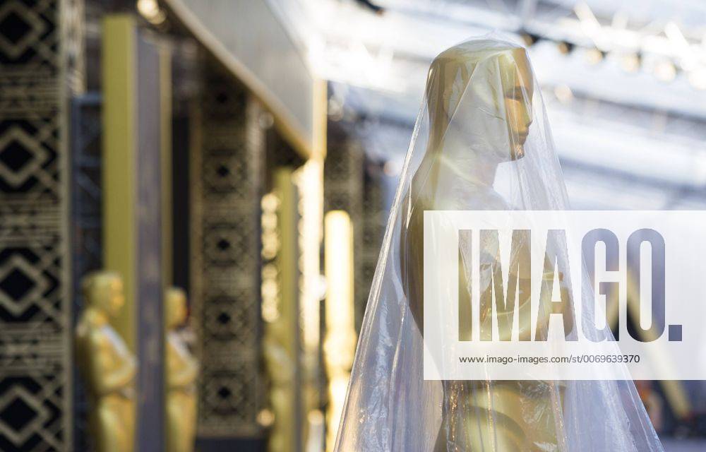 LOS ANGELES, Feb. 25, 2016 -- Photo taken on Feb. 25, 2016 shows a Statue of the Oscar covered by plastic cloth at the entrance of the Dolby Theater in Los Angeles, the United States. The 88th Academy Awards will be held on Feb. 28. ) U.S.-LOS ANGELES-OSCARS-PREPARATION YangxLei