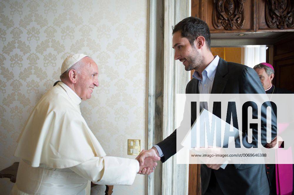 Themen der Woche NO FRANCE - NO SWITZERLAND: February 26 2016 : Pope Francis meets Kevin Systrom co-founder of Instagram during a private audience at the Vatican. ©ServizioFotograficoOR CPP