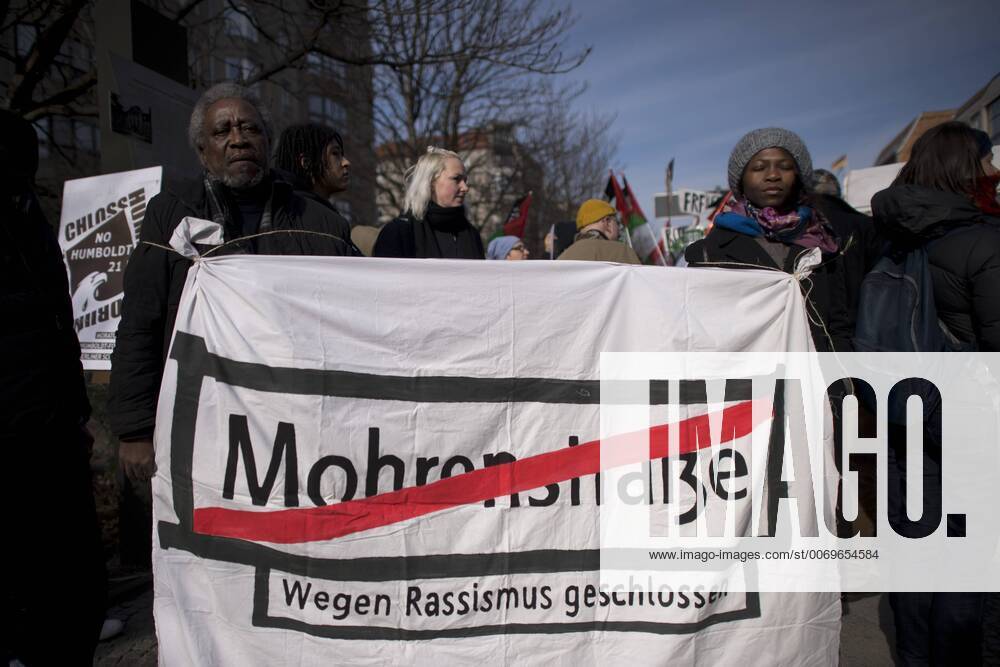 Gedenkmarsch Kolonialgeschichte DEU, Deutschland, Germany, Berlin, 27.02.2016 Demonstranten mitTransparent Mohrenstrasse wegen Rassismus geschlossen fuer die Umbennenung von Strassennamen beim 10. Gedenkmarsch zur Erinnerung an die afrikanischen Opfer von Versklavung, Kolonialismus und rassistischer Gewalt vom Komitee fuer ein afrikanisches Denkmal in Berlin und afrikanischer Vereine in Berlin. Dieser Gedenkmarsch wurde ins Leben gerufen, um der Forderung nach Anerkennung der Verbrechen gegen Schwarze Menschen und Menschen afrikanischer Herkunft Nachdruck zu verleihen. Anlass ist die Berliner Afrika-Konferenz von 1884 - 1885, auf der Afrika vor 130 Jahren unter den europaeischen Kolonialmaechten aufgeteilt wurde. Mehr als 30 Millionen Afrikanerinnen und Afrikaner wurden Opfer von Versklavung und kolonialen Verbrechen gegen die Menschlichkeit. Die von Deutschland an den Herero und Nama be