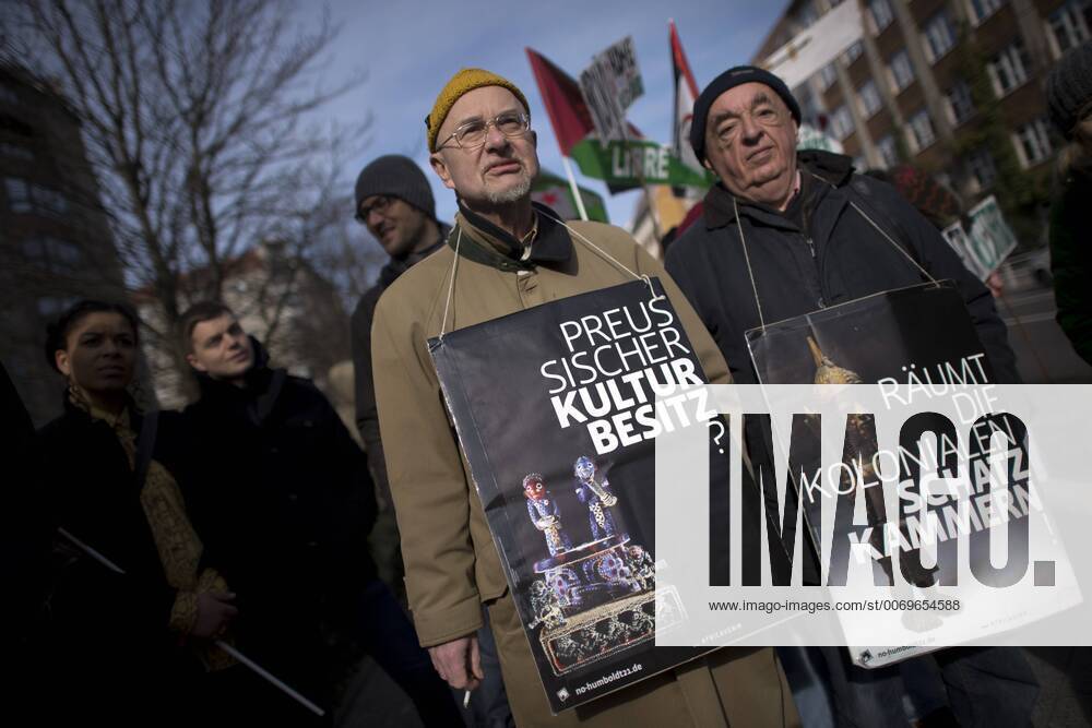 Gedenkmarsch Kolonialgeschichte DEU, Deutschland, Germany, Berlin, 27.02.2016 Demonstrant mit Plakat Preussischer Kulturbesitz und raeumt die kolonialen Schatzkamamern gegen die Kolobialgeschichte und die Aneigung afrikanischer Kulturgueter durch deutsche Museen und dem Humboldt Forum beim 10. Gedenkmarsch zur Erinnerung an die afrikanischen Opfer von Versklavung, Kolonialismus und rassistischer Gewalt vom Komitee fuer ein afrikanisches Denkmal in Berlin und afrikanischer Vereine in Berlin. Dieser Gedenkmarsch wurde ins Leben gerufen, um der Forderung nach Anerkennung der Verbrechen gegen Schwarze Menschen und Menschen afrikanischer Herkunft Nachdruck zu verleihen. Anlass ist die Berliner Afrika-Konferenz von 1884 - 1885, auf der Afrika vor 130 Jahren unter den europaeischen Kolonialmaechten aufgeteilt wurde. Mehr als 30 Millionen Afrikanerinnen und Afrikaner wurden Opfer von Versklavung