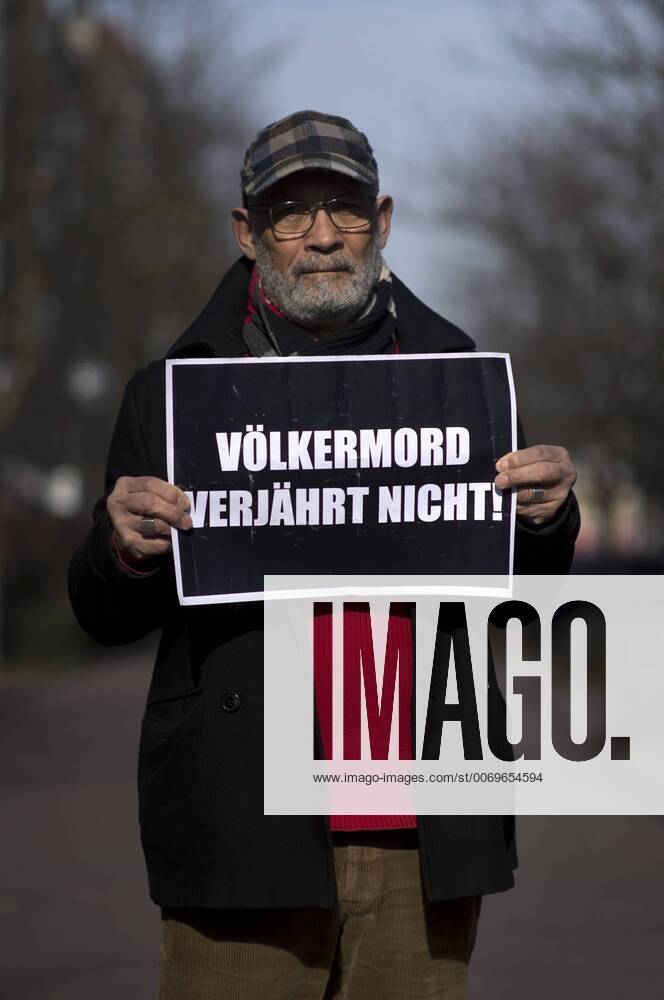 Gedenkmarsch Kolonialgeschichte DEU, Deutschland, Germany, Berlin, 27.02.2016 Demonstranten mit Plakat Voelkermord verjaehrt beim 10. Gedenkmarsch zur Erinnerung an die afrikanischen Opfer von Versklavung, Kolonialismus und rassistischer Gewalt vom Komitee fuer ein afrikanisches Denkmal in Berlin und afrikanischer Vereine in Berlin. Dieser Gedenkmarsch wurde ins Leben gerufen, um der Forderung nach Anerkennung der Verbrechen gegen Schwarze Menschen und Menschen afrikanischer Herkunft Nachdruck zu verleihen. Anlass ist die Berliner Afrika-Konferenz von 1884 - 1885, auf der Afrika vor 130 Jahren unter den europaeischen Kolonialmaechten aufgeteilt wurde. Mehr als 30 Millionen Afrikanerinnen und Afrikaner wurden Opfer von Versklavung und kolonialen Verbrechen gegen die Menschlichkeit. Die von Deutschland an den Herero und Nama begangenen Voelkermorde in Namibia und die Kriegsverbrechen in Ta