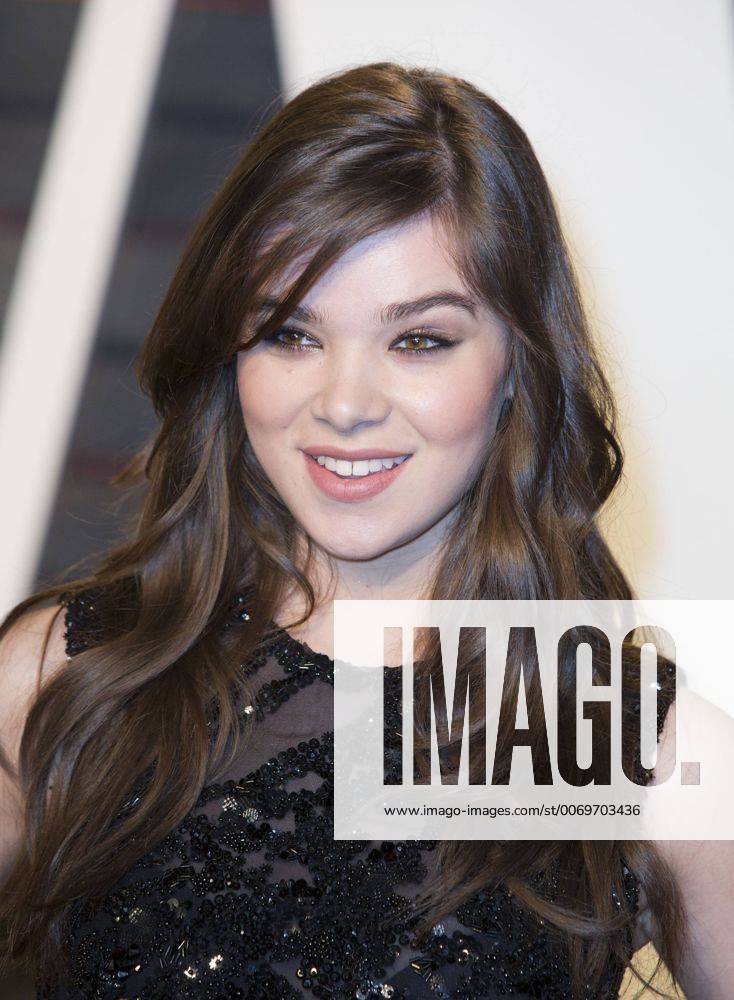 Beverly Hills, California, U.S - Hailee Steinfeld on the red carpet at the 2016 Vanity Fair Oscar Party held at the Annenberg Center in Beverly Hills, California, Sunday February 28, 2016. Beverly Hills U.S. - ZUMAp124