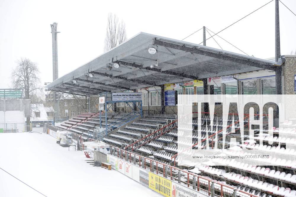 Haupttribüne im winterlichen Potsdamer Karl Liebknecht Stadion, Heimspielstätte des SV Babelsberg 03