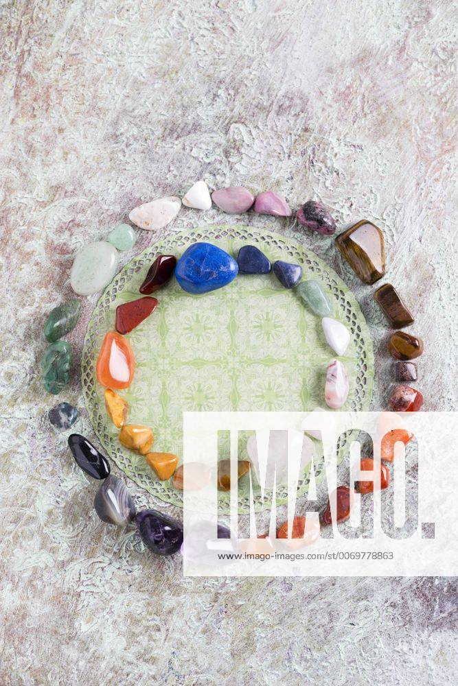 IMAGO Creative, Lifestyle, Esoterik gefährlicher Glaube Semiprecious stones building color circle MYF001323