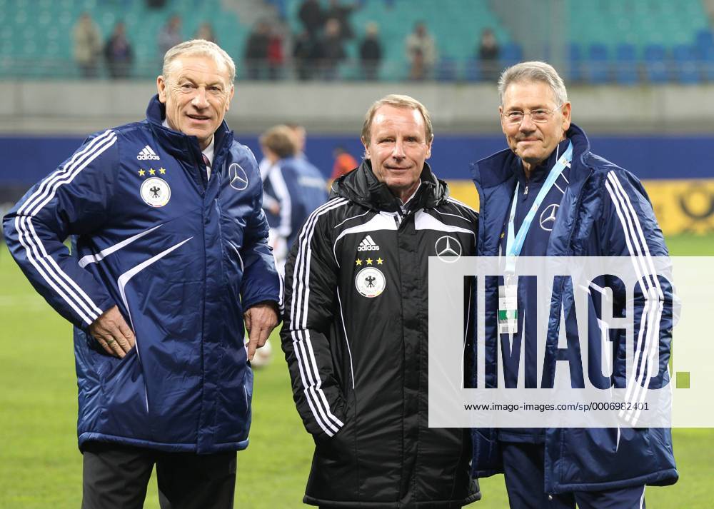 Leipzig, Spiel der Legenden - Wir gegen uns. DDR (ost) vs. BRD (west), v.l.n.r.: Cheftrainer Eduard Ede Geyer (DDR), Cheftrainer Berti Vogts (BRD), Co-Trainer Eberhard Vogel (DDR) - DDR vs. BRD Oldie-Nationalmannschaften von 1990 anlässlich 20 Jahre Wiedervereinigung