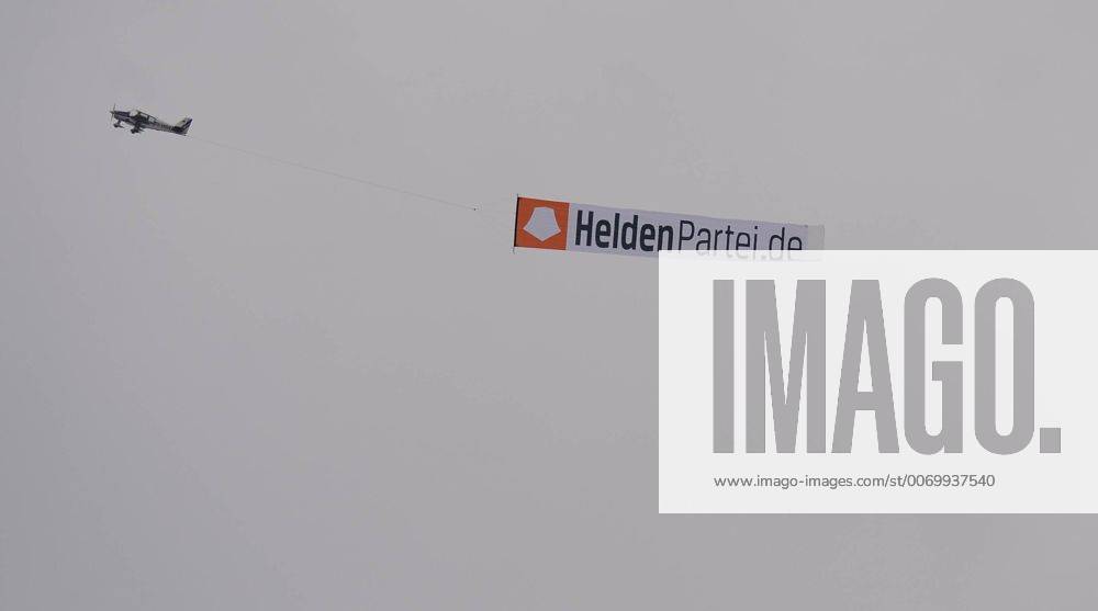 Fussball, Herren, Saison 2015 16, 2. Bundesliga, 1. FC Union Berlin, Training am Nachmittag, während der Einheit warb ein Flugzeug für Heldenpartei.de, 15.03. 2016,