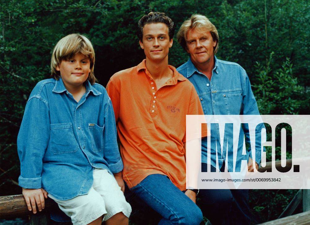Howard Carpendale Der südafrikanische Sänger Howard Carpendale mit seinen Söhnen Wayne (oranges Shirt) und Cass, Deutschland 1990er Jahre. South African singer Howard Carpendale with his sons Wayne (orange shirt) and Cass, Germany 1990s.